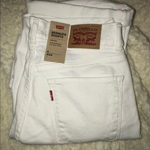 LEVI SHORTS WHITE MID RISE🐚
